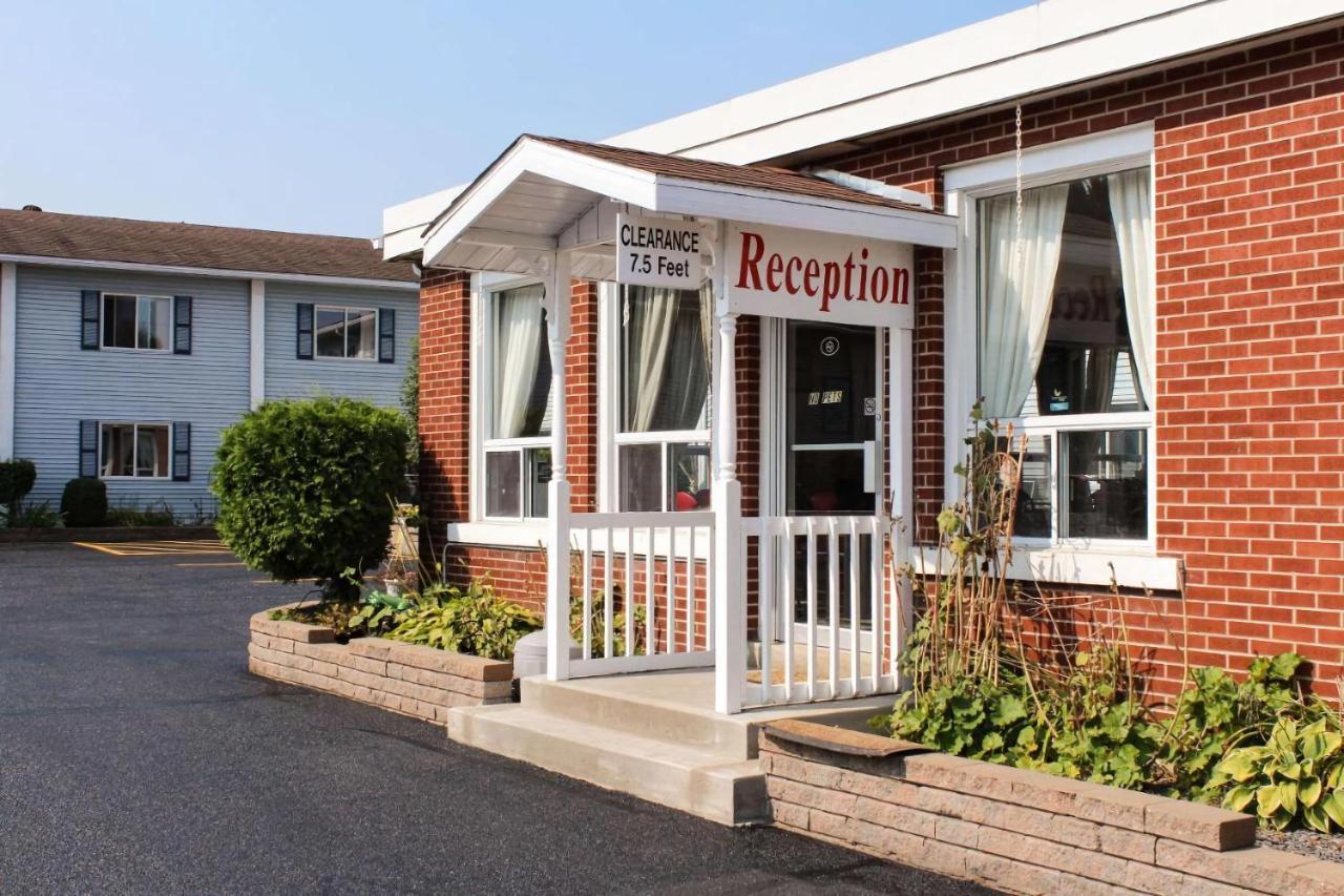 Super 8 By Wyndham Pembroke Hotel Exterior foto