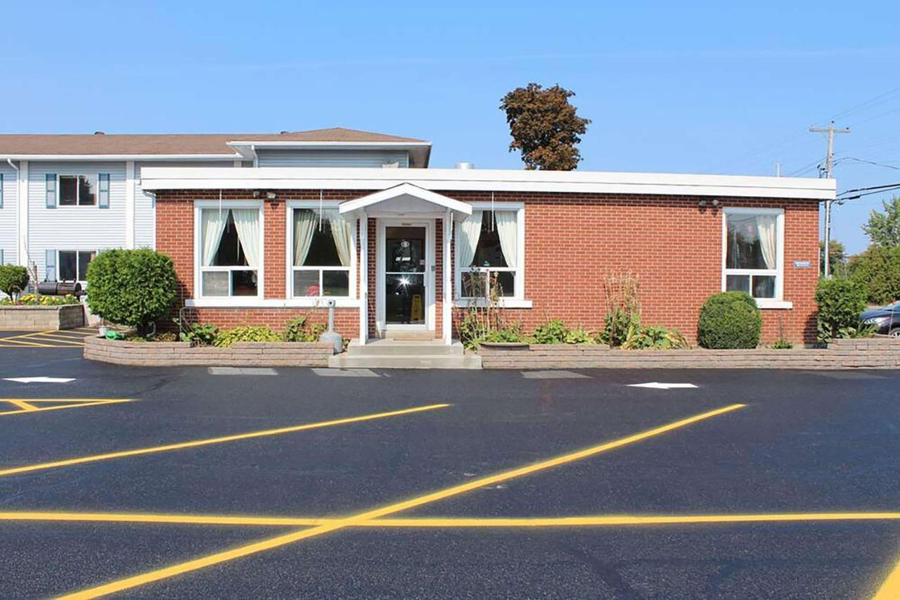 Super 8 By Wyndham Pembroke Hotel Exterior foto